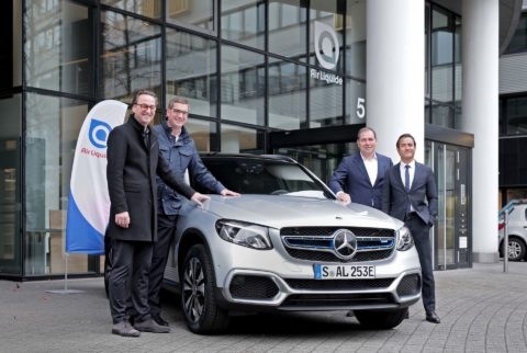 v.l.n.r. Günter BeiÃel, Mercedes-Benz Niederlassung Rhein-Ruhr, Christian Schultz-Kalau, Mercedes-Benz Vertrieb Deutschland, Michael EÃer, Mercedes-Benz Niederlassung Rhein-Ruhr, Gilles Le Van, Air Liqude Deutschlandchef. GLC F-CELL (Wasserstoffverbrauch kombiniert: 0,34 kg/100 km, CO2-Emissionen kombiniert: 0 g/km, Stromverbrauch kombiniert: 13,7 kWh/100 km). Angaben zu Kraftstoffverb rauch, Stromverbrauch und CO2-Emissionen sind vorläufig und wurden vom Technischen Dienst für das Zertifizierungsverfahren nach MaÃgabe des WLTP-Prüfverfahrens ermittelt und in NEFZ-Werte korreliert. Die EG-Typgenehmigung und eine Konformitätsbescheinigung mit amtlichen Werten liegen noch nicht vor. Abweichungen zwischen den Angaben und den amtlichen Werten sind möglich.;Wasserstoffverbrauch kombiniert: 0,34 kg/100 km, CO2-Emissionen kombiniert: 0 g/km, Stromverbrauch kombiniert: 13,7 kWh/100 km*
f.l.t.r. Günter BeiÃel, Mercedes-Benz Rhein-Ruhr, Christian Schultz-Kalau, Mercedes-Benz Cars Sales Germany, Michael EÃer, Mercedes-Benz Rhein-Ruhr, with Gilles Le Van, Managing Director Air Liquide Germany. Mercedes-Benz GLC F-CELL (combined hydrogen consumption: 0.34 kg/100 km, combined CO2 emissions: 0 g/km, combined electrical consumption: 13.7 kWh/100 km). Figures for fuel consumption, electrical consumption and CO2 emissions are provisional and were determined by the technical service for the certification process in accordance with the WLTP test method and correlated into NEDC figures. The EC type approval and a certificate of conformity with official figures are not yet available. Differences between the stated figures and the official figu~V?FÅ}9Ùk³:Ù~Æs2m¹ìÿÿRyßZ2G·äÝ?÷g$ÿÕïã}~éÕa¿3:³ml¬½¬¹gøZ^ûC»÷Yé+.ÿX7û7P6z"úÚÃ__³×±¾»·Wg«ÿÿ
jÀf/Öçj:¥àxÂÙ[Ó^OÖG×cL