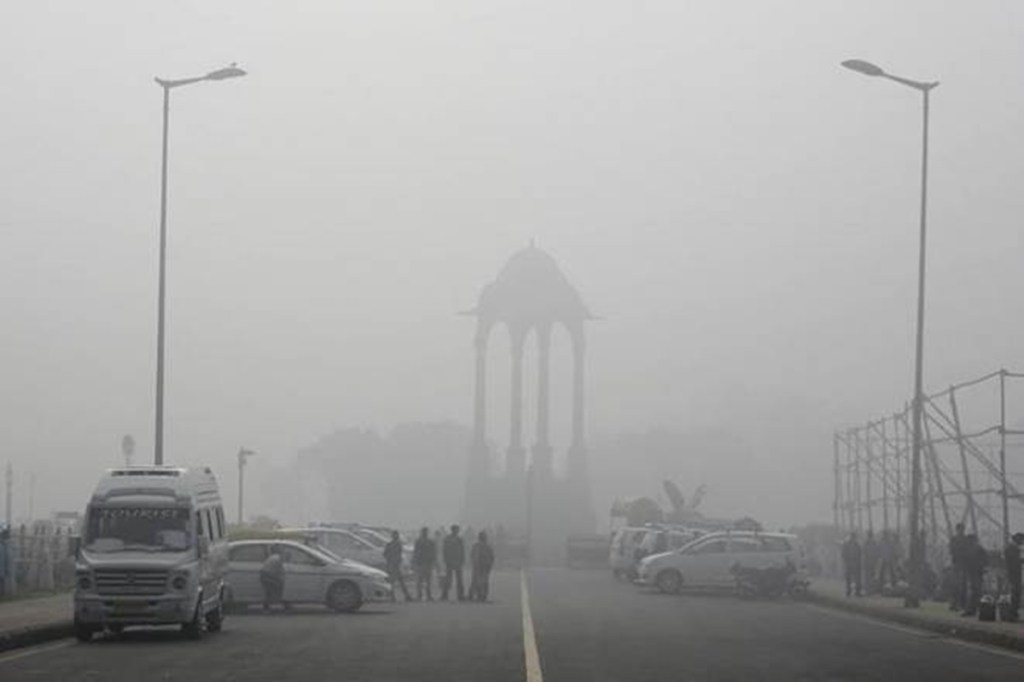 Delhi weather today: Misty Sunday morning the national capital, air quality remains ‘very poor’ Delhi weather today: Misty Sunday morning the national capital, air quality remains ‘very poor’