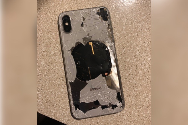 Man claims his iPhone X burst into flames while it was being updated to iOS 12.1 (Source: @rocky_mohamad/ Twitter)