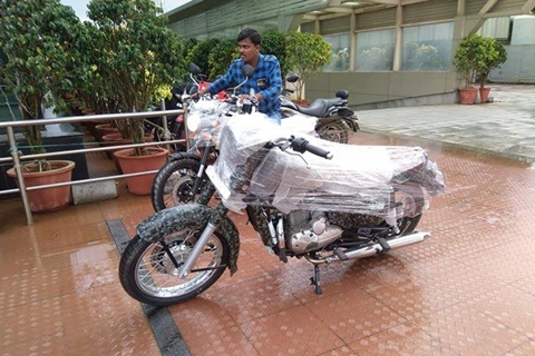 Jawa Classic 300 spied again alongside Scrambler variant: Iconic Jawa all set to return on November 15