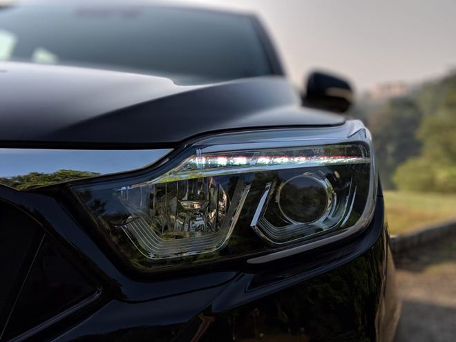 The new flagship Mahindra SUV Alturas G4 will feature projector headlamps with LED daytime running lamps (DRLs), a slim hexagonal grille, LED fog lamps, and cornering lamps.