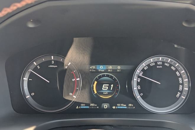 The Alturas G4 comes with a 7.0-inch LCD instrument cluster. Mahindra's flagship SUV will ride on 20-inch alloy wheels.