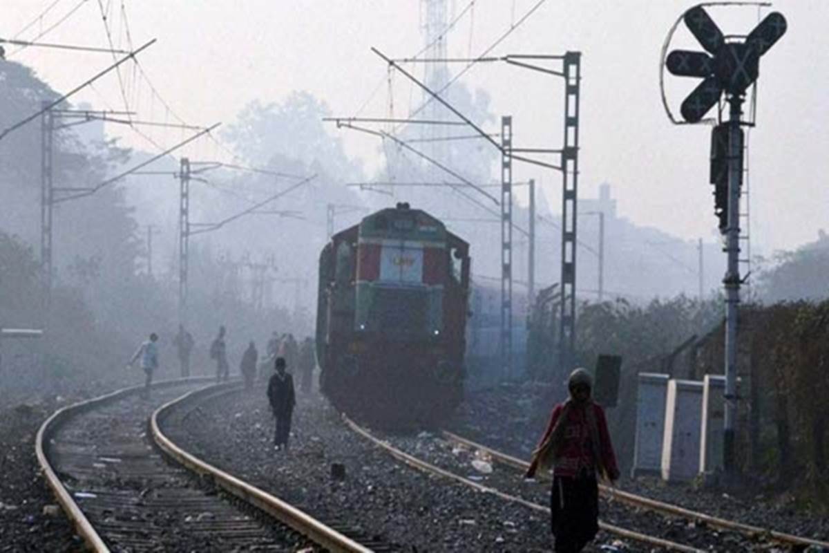 Delhi Weather Today: Misty Sunday morning, IMD predicts light rainfall Delhi Weather Today: Misty Sunday morning, IMD predicts light rainfall