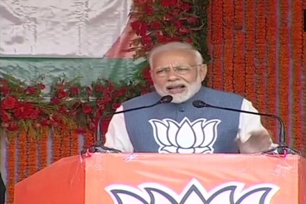 PM Narendra Modi dares Congress to make an “outsider” party president PM Narendra Modi dares Congress to make an “outsider” party president