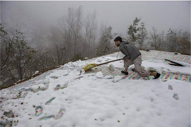 snowfall in kashmir, jammu kashmir showfall, manali, jammu snowfall pics, season first snowfall in kashmir, snowfall pics of himachal pradesh
