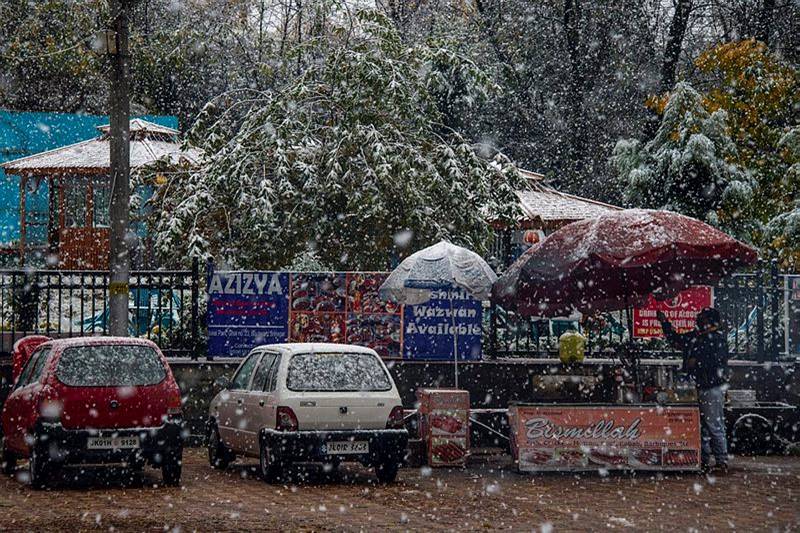 snowfall in kashmir, jammu kashmir showfall, manali, jammu snowfall pics, season first snowfall in kashmir, snowfall pics of himachal pradesh