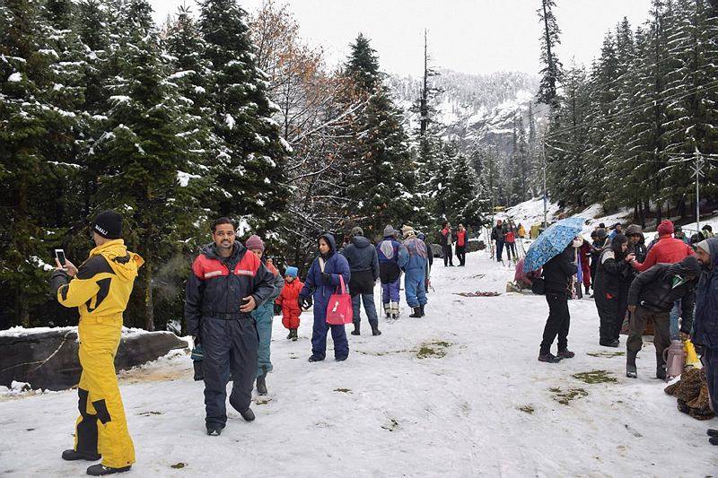 snowfall in kashmir, jammu kashmir showfall, manali, jammu snowfall pics, season first snowfall in kashmir, snowfall pics of himachal pradesh
