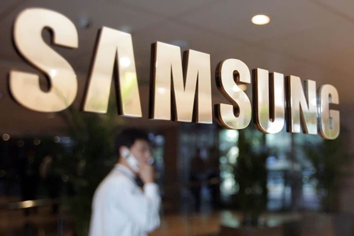 Samsung sets up 2019 innovation war with foldable smartphone
