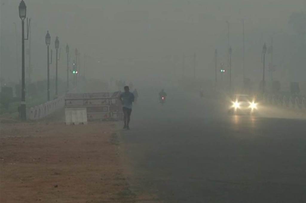 Delhi air quality: Shallow fog dips visibility in NCR, people face ‘very poor’ air Delhi air quality: Shallow fog dips visibility in NCR, people face ‘very poor’ air