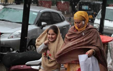 Himachal Pradesh weather: Temperature falls as hills receive fresh snow Himachal Pradesh weather: Temperature falls as hills receive fresh snow