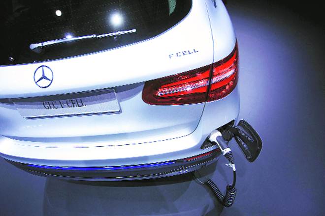 Nitin Gadkari warns EV makers against compromising on quality 