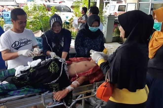 Injured are being treated at a health center in Pandeglang (Reuters photo)
Injured are being treated at a health center in Pandeglang (Reuters photo)