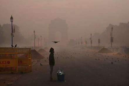 Delhi weather: Cold wave continues in Delhi, minimum temperature dips to 4 degrees Celsius (AP Photo)
