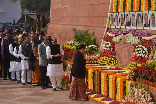 UPA Chairperson Sonia Gandhi paying homage to the martyrs as others look on. (Source: Indian National Congress)