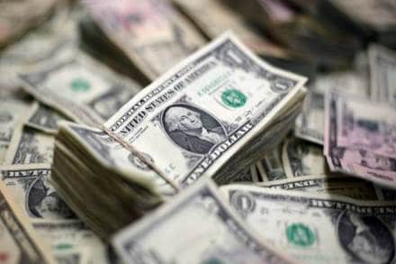US dollar slips to 4-month low vs yen amid turmoil in Washington (Reuters)