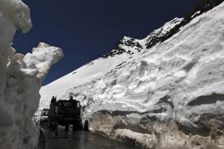Severe cold wave lashes Kashmir valley, Ladakh region (Reuters)