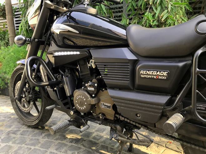 Quarter-litre motorcycles are pretty much my favourite class of bikes since they're compact and nippy. First look at the Renegade Sport S though and it looks like a big bike which admittedly will be appreciated by many. Take a seat on it and the Renegade Sport S reveals its full potential as a cruiser that promises comfort. Compared to other 300-500cc cruisers and roadster, the UM Renegade has a quite a strong presence on the road that catches attention.