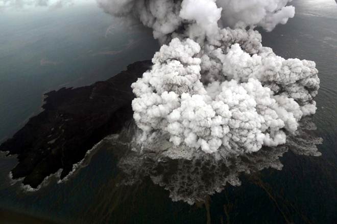 Indonesian tsunami, Indonesian tsunami volcano, Anak Krakatoa, Indonesian volcanology agency, Child of Krakatoa, world news
