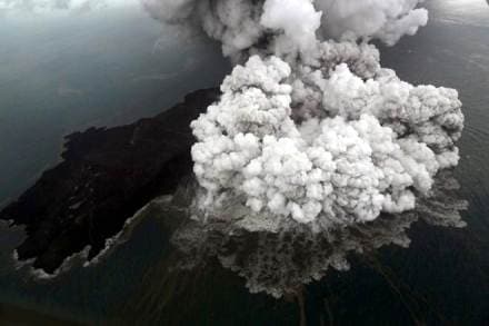 Indonesian tsunami, Indonesian tsunami volcano, Anak Krakatoa, Indonesian volcanology agency, Child of Krakatoa, world news