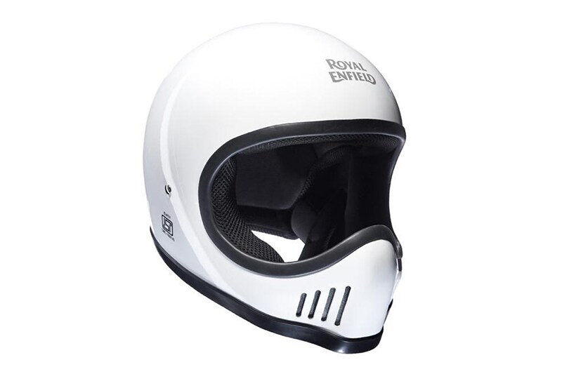 The Urban Trooper Helmet is another one of our picks from the list, that matches the scrambler philosophy from the days of mods and rockers days of motorcycling history. It doesn’t have a visor but has a port for you to use riding goggles mounted in the frame.