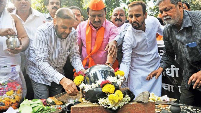 Helmets cause spine, hair problems! Pune group holds funeral for helmet