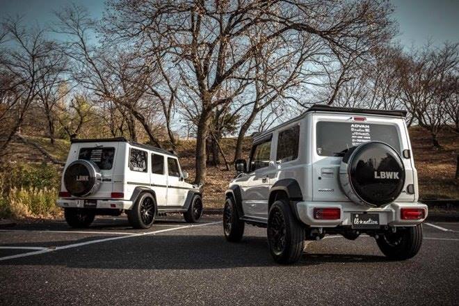On the back, the resemblance isn't identical but looks rather very good, especially when put side-by-side next to the G-Wagon, the Jimny manages to look even cuter and better than before. The tiny wheel cover and a tad oversized rear bumper with G-Wagon LED lights are just oh so adorable.