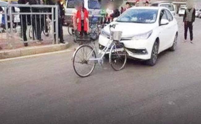 Watch:Accident between cycle and car leaves car damaged! how and why this happened