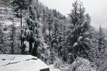 The mercury in Kupwara town in north Kashmir settled at a low of minus 0.6 degree Celsius.