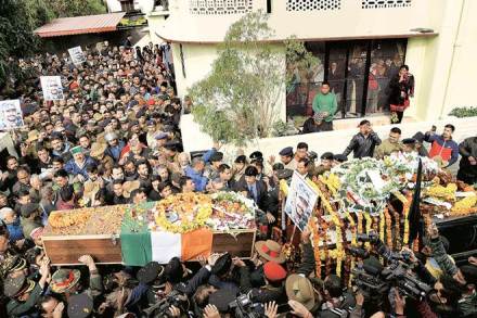 Army personnel and people pay their last respects to the mortal remains of Major Vibhuti Shankar Dhoundiyal, who lost his life in Pulwama encounter with Jaish-e-Mohammed (JeM) terrorists, ahead of his funeral, in Dehradun (Image:PTI)