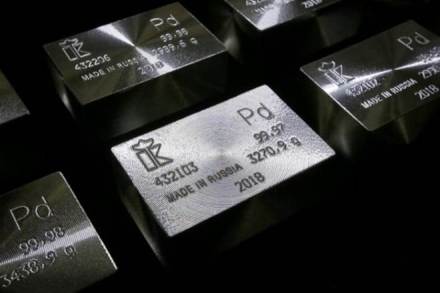 Palladium soars past $1,550 on mine strike fears; gold firm (Reuters File photo)