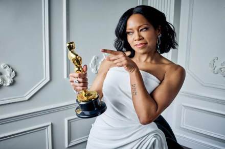 A look backstage at Regina King with her new best friend.
(Source: Twitter/@TheAcademy)