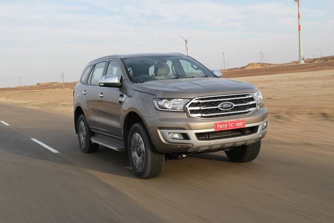 The most noticeable change on the new Ford Endeavour is the new front grille which now has three slim horizontal slats in place of two thick ones. The headlamps remain largely the same but with a some smokey effect. The bumper and fog lamp housings have been subtly retouched.