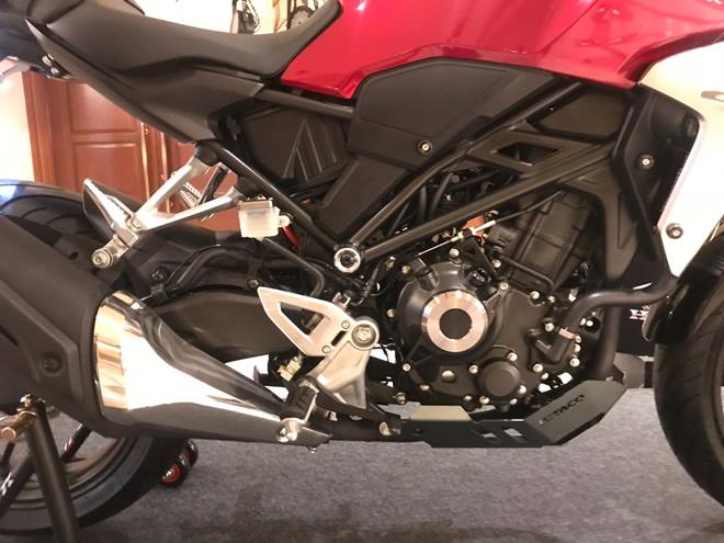Honda CB300R is powered by a 286.01 cc liquid-cooled, 4-stroke, fuel-injected engine that produces 30 bhp at 8,000 rpm and 27.4 Nm of torque at 6,500 rpm. The CB300R is currently the lightest motorcycle in its segment - about 2 kilograms lighter than KTM 390 Duke at 147 kg - so we expect the CB300R should promise quick acceleration. Honda also say that it has the best torque-two-weight ratio.