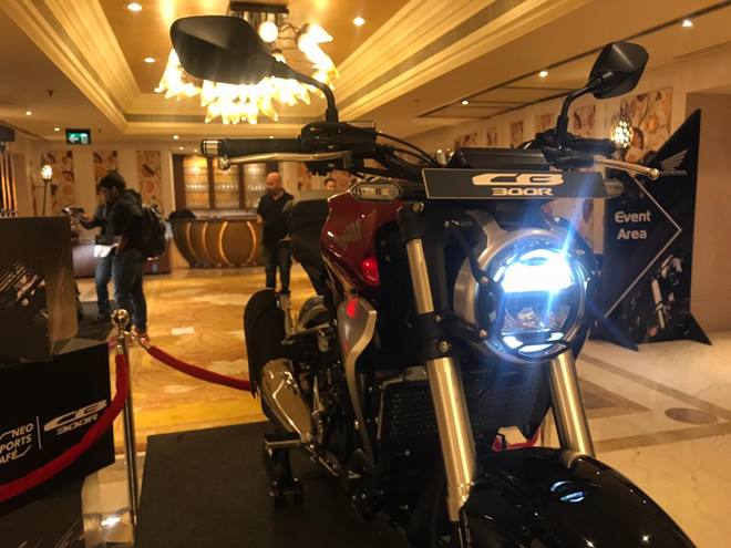 The round headlamp gives the Honda CB300R its retro appeal and the fact that all of the lamps on the motorcycle are LED cover the 'Neo' of 'Neo Sports Cafe'.
