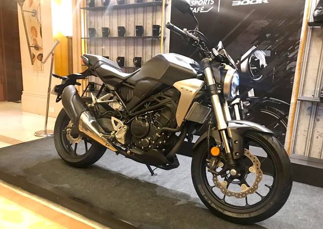 The riding stance on the CB300R will be a rather a relaxed one and it shouoldn't be a problem for short riders either with a seat height of 800 mm. Comfortable for city riding but if you choose to focus on the 'Sports' of the 'Neo Sports Cafe', the CB300R will most likely not disappoint. It gets big round profile tyres too (front - 110/70, rear 150/60).