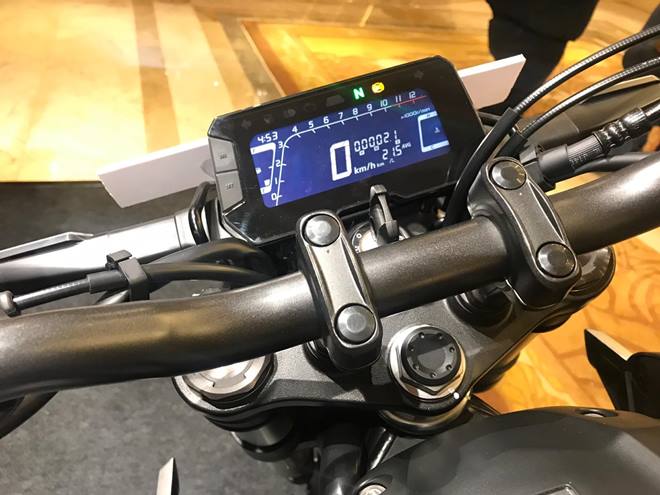 Honda CB300R comes equipped with an informative full LCD multifunction instrument cluster with gear shift indicator which Honda call the 'Peak Hold' function.
