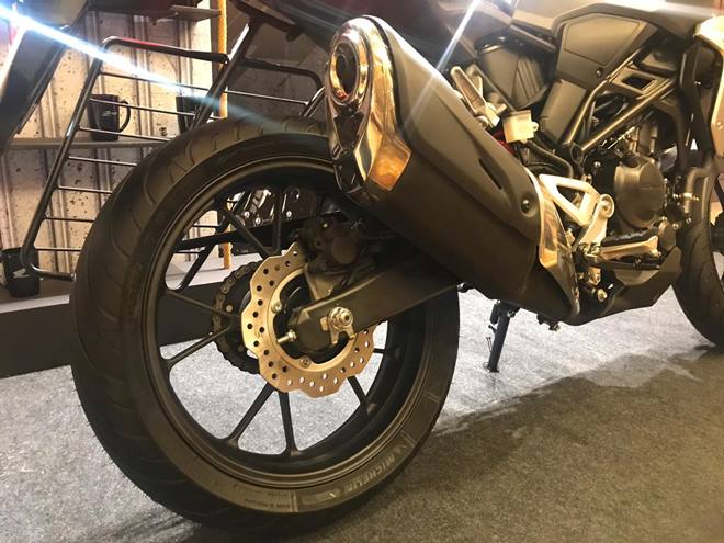 The exhaust design on the Honda CB300R is inspired by larger CB motorcycles and features a two-room structure which allows throatier sound and improved acceleration as well.