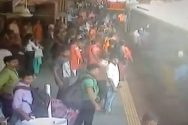 accident in mumbai railway station, railway station accident, railway protection force, rpf, dadar station