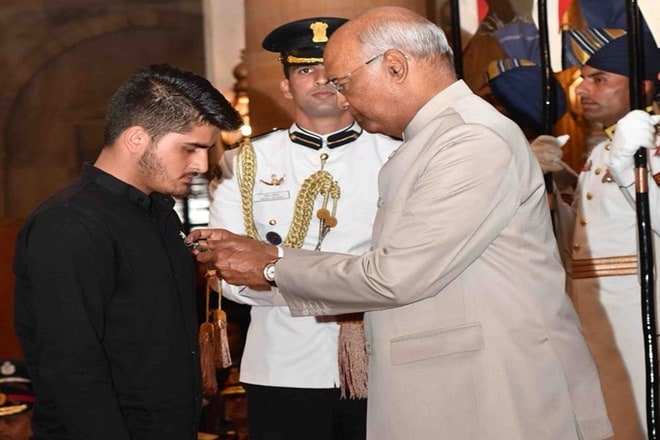 President Kovind presents Shaurya Chakra to Irfan Ramzan Sheikh. (Twitter)