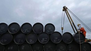 Oil extends losses into second session as US stocks rise