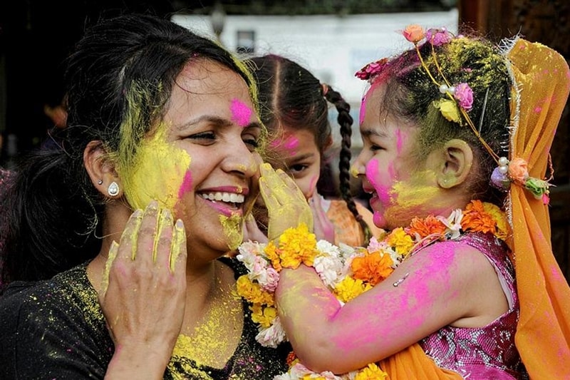 holi images, holi, holi wishes, Holi Gana, Holi story, happy holi gif, holi photos, holi pictures, girl plating holi