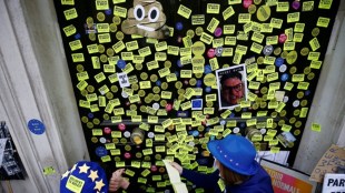 EU supporters, calling on the government to give Britons a vote on the final Brexit deal, participate in the 'People's Vote' march in central London. (Reuters photo)