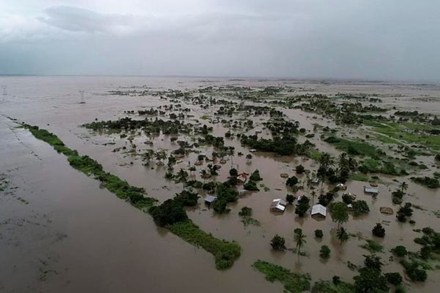 Cyclone Idai’s huge floods leave hundreds dead in southern Africa
