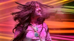 holi images, holi, holi wishes, Holi Gana, Holi story, happy holi gif, holi photos, holi pictures, girl plating holi