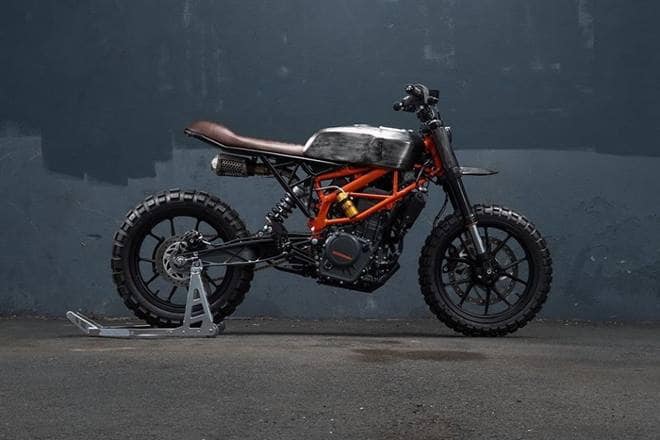 A lot of bike builders prefer the 390 Duke for their work for it is lightweight with its trellis frame, has punchy performance, and is not very expensive. Colt bought a brand new 390 Duke for this job. “It felt a little weird tearing down a brand new bike,” he told Pipeburn.