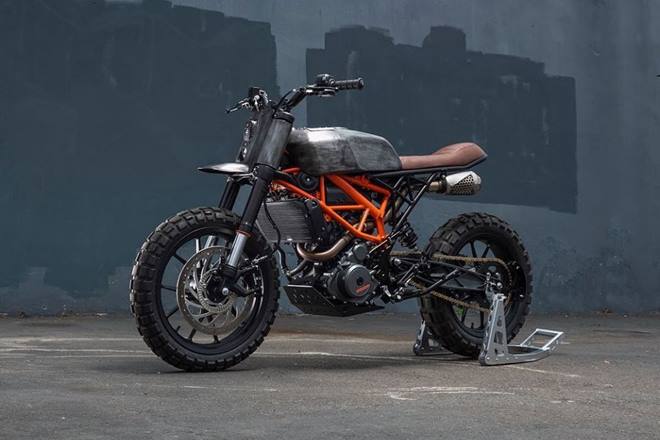 KTM 390 Duke has stomped its authority as a capable streetfighter that is easy on pocket in India. So much so that it is difficult to find a plausible rival to pit against it at its price point. The 390 Duke also shows potential for customisation and not like it is heavy to begin with, Colt Wrangler Lyons' rendition is even lighter - and it can go off road. Colt changed his hobby of hacking motorcycles into a business in 2015 and by the looks of this custom job on a new KTM 390 Duke, we're thankful that he did.