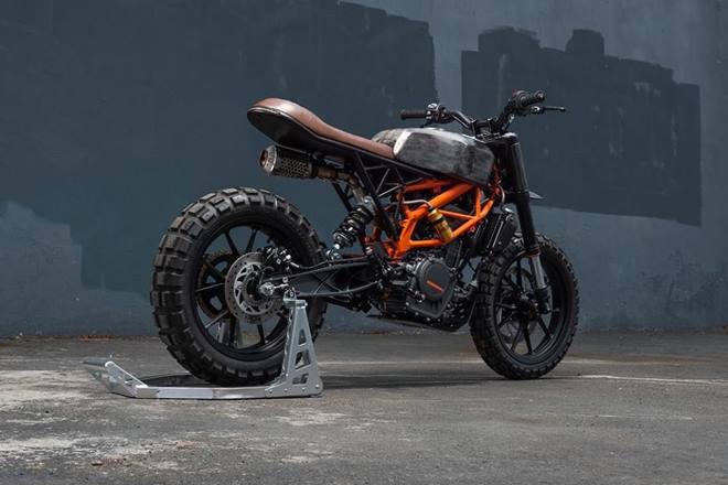 This custom build is the result of a 1970s Honda scrambler Colt customised in the past. The custom-built 390 Duke's client really liked it and wanted a motorcycle with inverted forks and a monoshock rear suspension, and under 500cc. Hence, the 390 Duke was picked for the job.