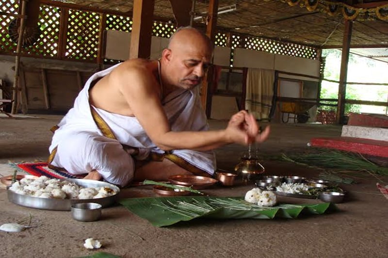Holy cow! Digitized spirituality: There are roughly around 33 million gods, 10 lakh temples, and probably less than 100 assorted ‘pujas’ for different gods and occasions in India. And then is ‘prasad’ from each of these temple. Not that we seek prasad from each of them but at least from 10 temples in India like Tirupati, Vaishno Devi, Shirdi etc.Online Prasad, which not just home delivers prasad from these and many more temples across India but also organise ‘poojas’ and sell spiritual products such as gemstones, rudrakshas, idols etc. (Image credit: Company Facebook page)