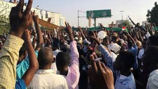 Sudanese protesting outside the defence ministry in Khartoum (Reuters photo)