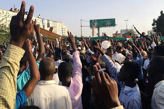 Sudanese protesting outside the defence ministry in Khartoum (Reuters photo)
